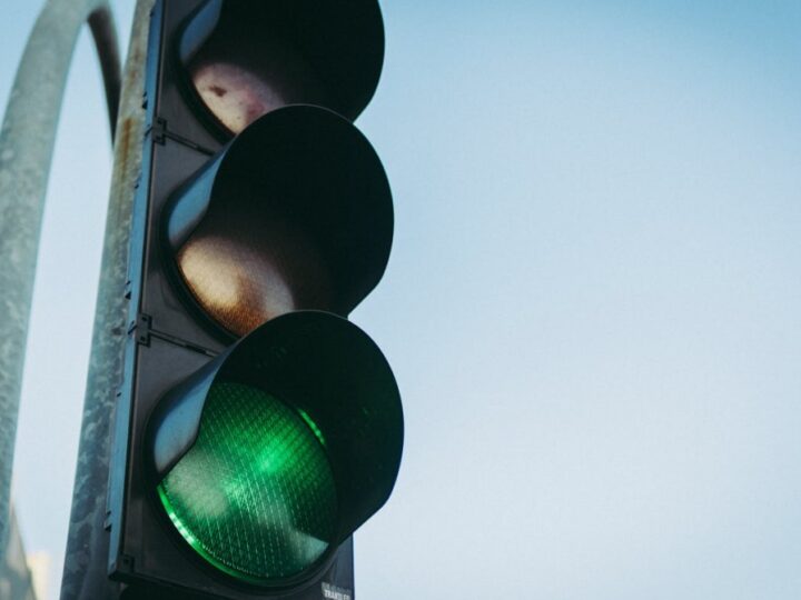 Przejazd na czerwonym świetle: 40-letnia kobieta traci prawo jazdy po groźnej kolizji w Elblągu
