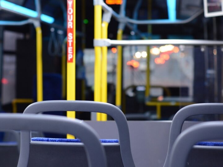 Niedzielny incydent w autobusie linii 14: Agresywny pasażer próbuje pobić kierowcę