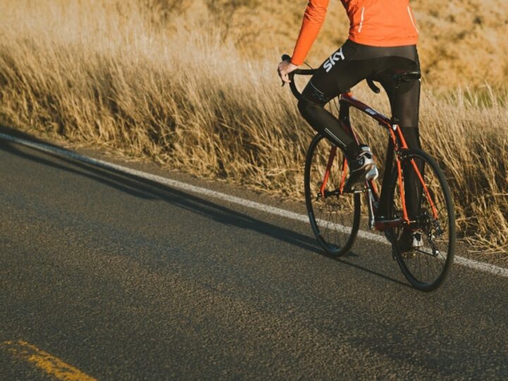 Potrącenie rowerzysty na przejściu dla pieszych w Elblągu – szybka reakcja Straży Miejskiej