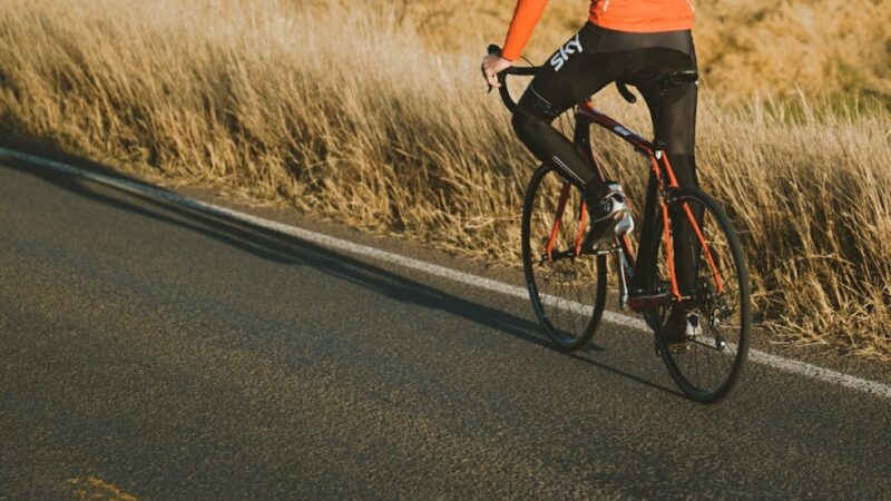 Potrącenie rowerzysty na przejściu dla pieszych w Elblągu – szybka reakcja Straży Miejskiej