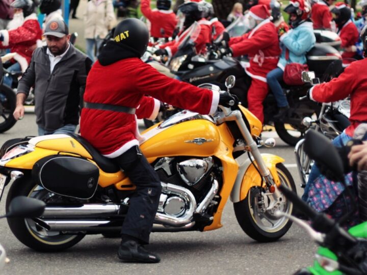 Charakterystyczny dźwięk silników i motocykliści ubrani jak Święty Mikołaj – Motomikołaje odwiedzają Elbląg