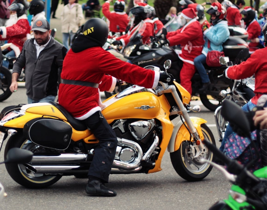 Charakterystyczny dźwięk silników i motocykliści ubrani jak Święty Mikołaj – Motomikołaje odwiedzają Elbląg