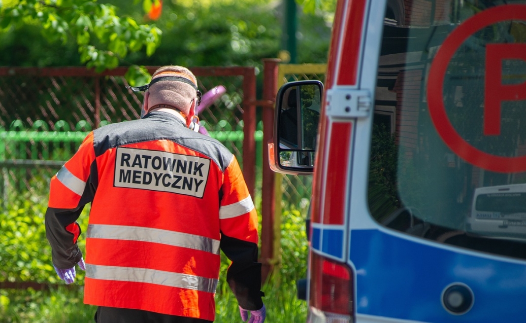 Wypadek na drodze krajowej nr 22 koło Karczowisk Górnych – jedna osoba hospitalizowana