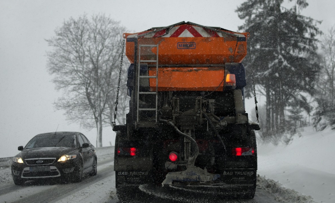 Siły porządkowe z Elbląga apelują o bezpieczeństwo na drodze podczas trudnych warunków pogodowych