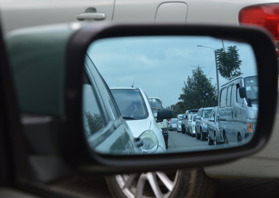 Tragiczny incydent na drodze wojewódzkiej 434 blisko Poznania: zakleszczone ofiary wewnątrz pojazdu