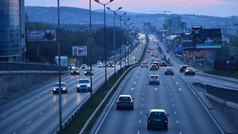 Zdarzenie drogowe z nieodpowiedzialnym kierowcą, który uciekał przed kontrolą drogową